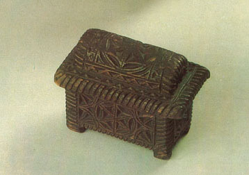Ларец-баул. XVIII век. Трёхгранная резьба