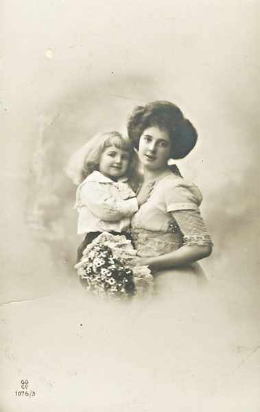 Мать с ребенком. Открытка начала XX века.