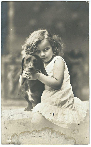 Девочка с собакой. Открытка начала XX века