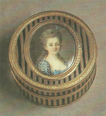 Табакерка с женским портретом. Россия. XVIII век. Кость